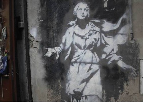 Street Art, opera di Banksi in piazza Gerolomini a Napoli, fotografata da Andrea Tronchin